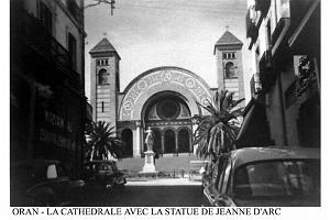 ORAN - LA CATHEDRALE AVEC LA STATUE DE JEANNE D'ARC